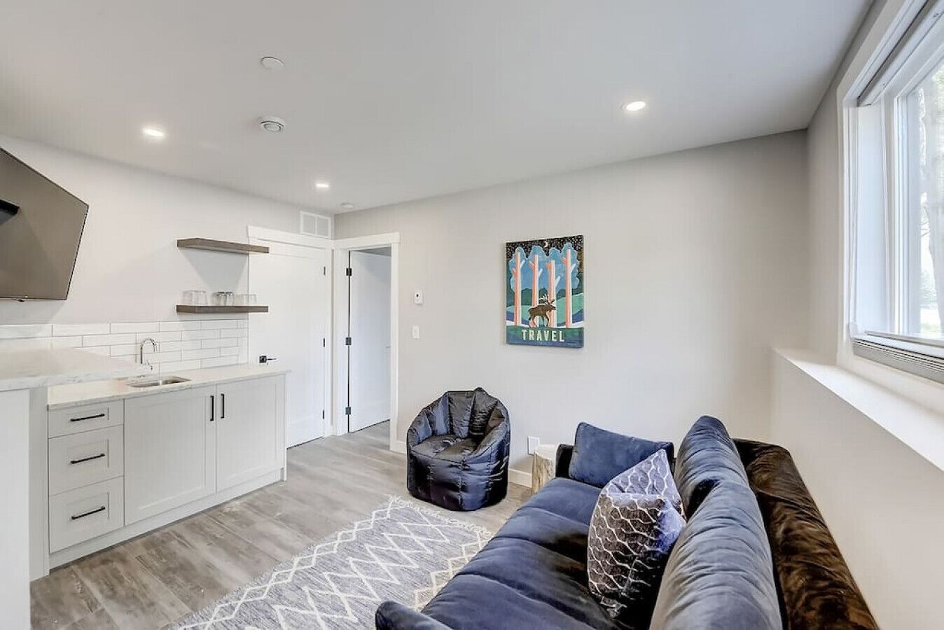 Televisión, chimenea y oficina 