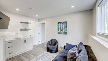 Televisión, chimenea y oficina