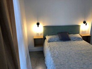 3 bedrooms, iron/ironing board, travel crib, free WiFi - Beachfront Home in Arealonga – Direct Access to the Sand, Comfort, and Space (Vigo)
