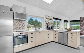 Een koelkast, een kookplaat, een vaatwasser