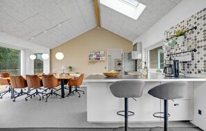 Een koelkast, een kookplaat, een vaatwasser