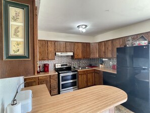 Jääkaappi, mikroaaltouuni, uuni, liesi