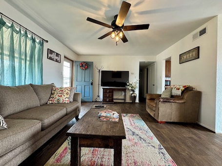Smart TV, books. Heart of Texas House 🏡