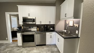 Geladeira, micro-ondas, fogão, cooktop