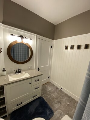 Combined shower/bathtub, towels, toilet paper