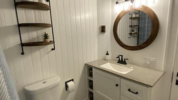 Combined shower/tub, towels, toilet paper