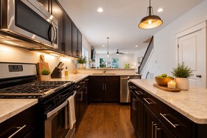 Réfrigérateur, four à micro-ondes, un four, surface de cuisson