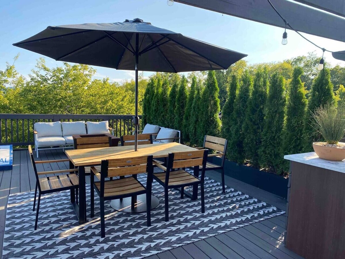 Johnny & June’s Treehouse - Steps to 12 South