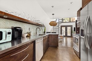 Fridge, microwave, oven, stovetop - Peace Teepee - Walk to Shelby Park & local shops! (Nashville)