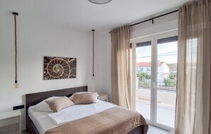 3 bedrooms, iron/ironing board, free WiFi, bed sheets