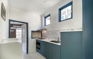 Kylskåp, spishäll och kaffe- och tebryggare