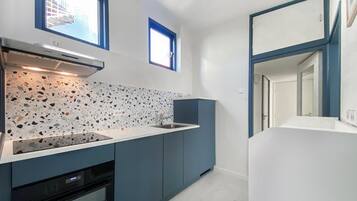 Jääkaappi, liesi, kahvin-/teenkeitin