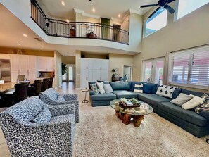 TV connectée, cheminée, lecteur de DVD, baby-foot