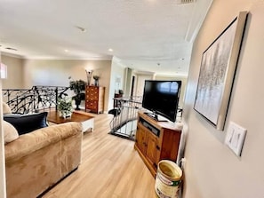 TV connectée, cheminée, lecteur de DVD, baby-foot