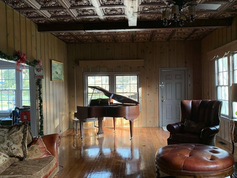 Step Back Into Time With This 1850's Historic House - 賈斯珀