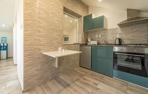 Kühlschrank, Herdplatte, Wasserkocher mit Kaffee-/Teezubehör