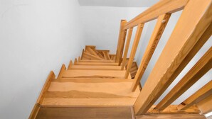 Unes escales de fusta amb barana que condueixen cap a dalt.