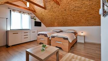 2 bedrooms, travel cot, free WiFi, bed sheets