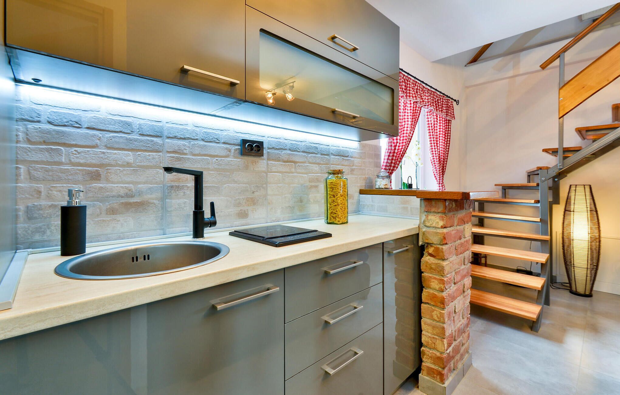 Kjøleskap, kokeplater, oppvaskmaskin og kaffetrakter/tekoker