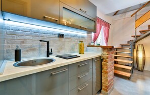 Geladeira, cooktop, lava-louças, cafeteira/chaleira