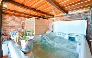 Indoor spa tub