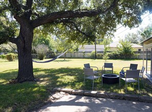 Property grounds - The Village House - 3 bedroom, 1 bath home 1.5 mi to Texas A&M, 2 mi to Legends (Bryan)