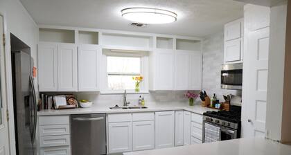 The Village House - 3 bedroom, 1 bath home 1.5 mi to Texas A&M, 2 mi to Legends