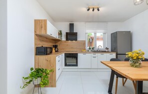 ثلاجة، موقد طهي مسطح، غسالة أطباق، ماكينة لصنع القهوة/الشاي