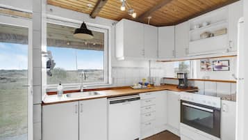 Refrigerador, parrilla de estufa, lavavajillas y cafetera y tetera