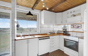 Jääkaappi, liesi, astianpesukone, kahvin-/teenkeitin