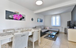 TV, table football, stereo - Gorgeous home in Gracec with sauna (Gracec)