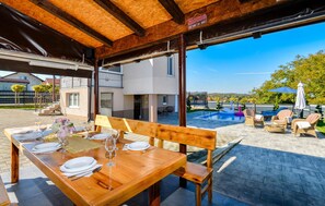 Outdoor dining - Gorgeous home in Gracec with sauna (Gracec)