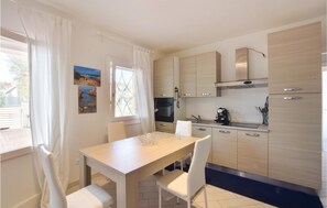 Kühlschrank, Ofen, Wasserkocher mit Kaffee-/Teezubehör