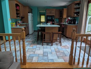 Fridge, microwave, oven, stovetop - Enjoy our spacious 4 bedroom house with a private pool in a quiet area. (Glen Spey)