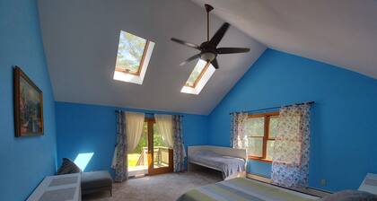 Enjoy our spacious 4 bedroom house with a private pool in a quiet area.