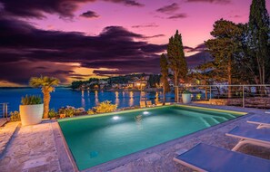 Lämmitetty uima-allas