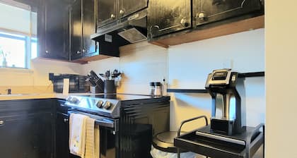 🦾HI-TEK MANOR🤖Central Location🗣️ Two 75in 4k LED TV'S🚀1GB internet🖥️