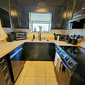 Fridge, microwave, oven, stovetop - 🦾HI-TEK MANOR🤖Central Location🗣️ Two 75in 4k LED TV'S🚀1GB internet🖥️ (North Charleston)