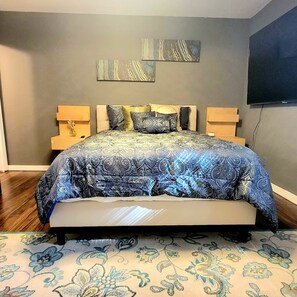 2 bedrooms, iron/ironing board, free WiFi, bed sheets - 🦾HI-TEK MANOR🤖Central Location🗣️ Two 75in 4k LED TV'S🚀1GB internet🖥️ (North Charleston)