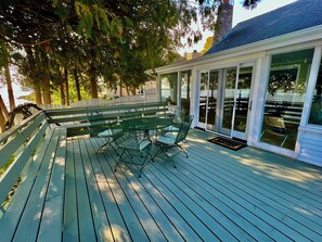 Outdoor dining - Gigi's Wonderful waterfront home (Sturgeon Bay)