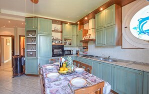 Kühlschrank, Mikrowelle, Herdplatte, Geschirrspüler
