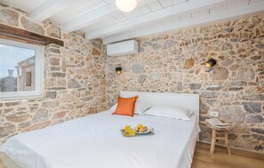 2 bedrooms, travel cot, free WiFi, bed sheets