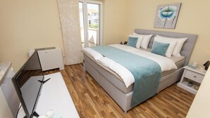 Une chambre à coucher avec un lit, une table de chevet et une fenêtre.