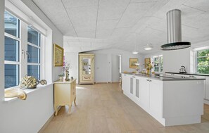 Kjøleskap, kokeplater, oppvaskmaskin og kaffetrakter/tekoker