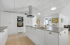 Geladeira, micro-ondas, cooktop, lava-louças