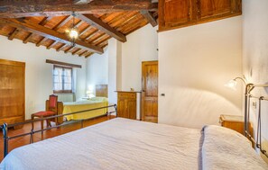 4 bedrooms, travel crib, free WiFi, bed sheets