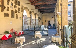 Outdoor dining - Lovely home in Castiglion Fiorentino (Castiglion Fiorentino)