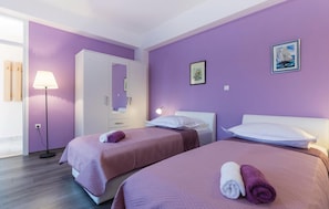 4 bedrooms, travel crib, free WiFi, bed sheets - Beautiful home in Bacina (Bacina)