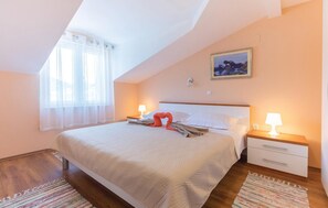 4 bedrooms, travel crib, free WiFi, bed sheets