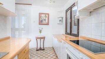 Coffee/tea maker, fridge, oven, stovetop